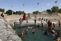 آب تنی در چشمه علی