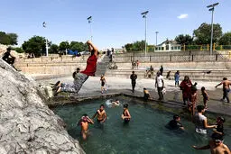 آب تنی در چشمه علی