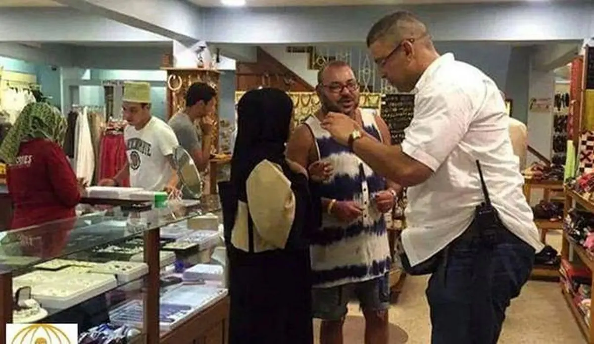 لباس عجیب پادشاه مغرب در سفر خارجی/عکس