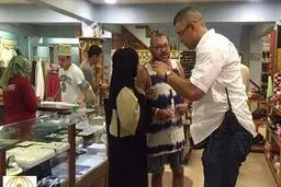 لباس عجیب پادشاه مغرب در سفر خارجی/عکس