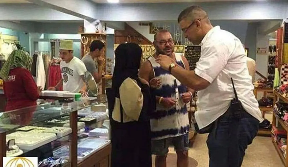 لباس عجیب پادشاه مغرب در سفر خارجی/عکس
