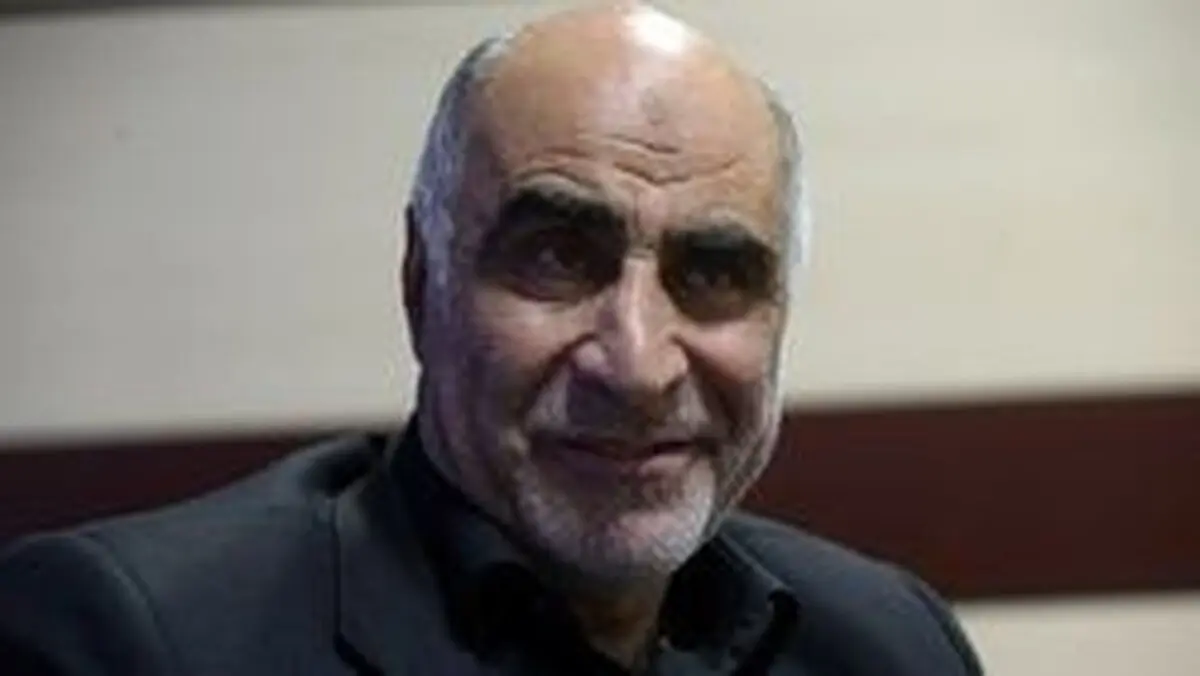 احمد کریمی اصفهانی: حجم دادوستدهای بازار یک دهم سال‌های گذشته است/ کرونا عذابی بود که آمد/ گرانفروشی نداریم اما باید ریشه احتکار را زد/ احتکار در وضعیت فعلی یعنی جنایت/ پیش‌بینی کردند، اوایل تیرماه وضعیت عادی می‌شود