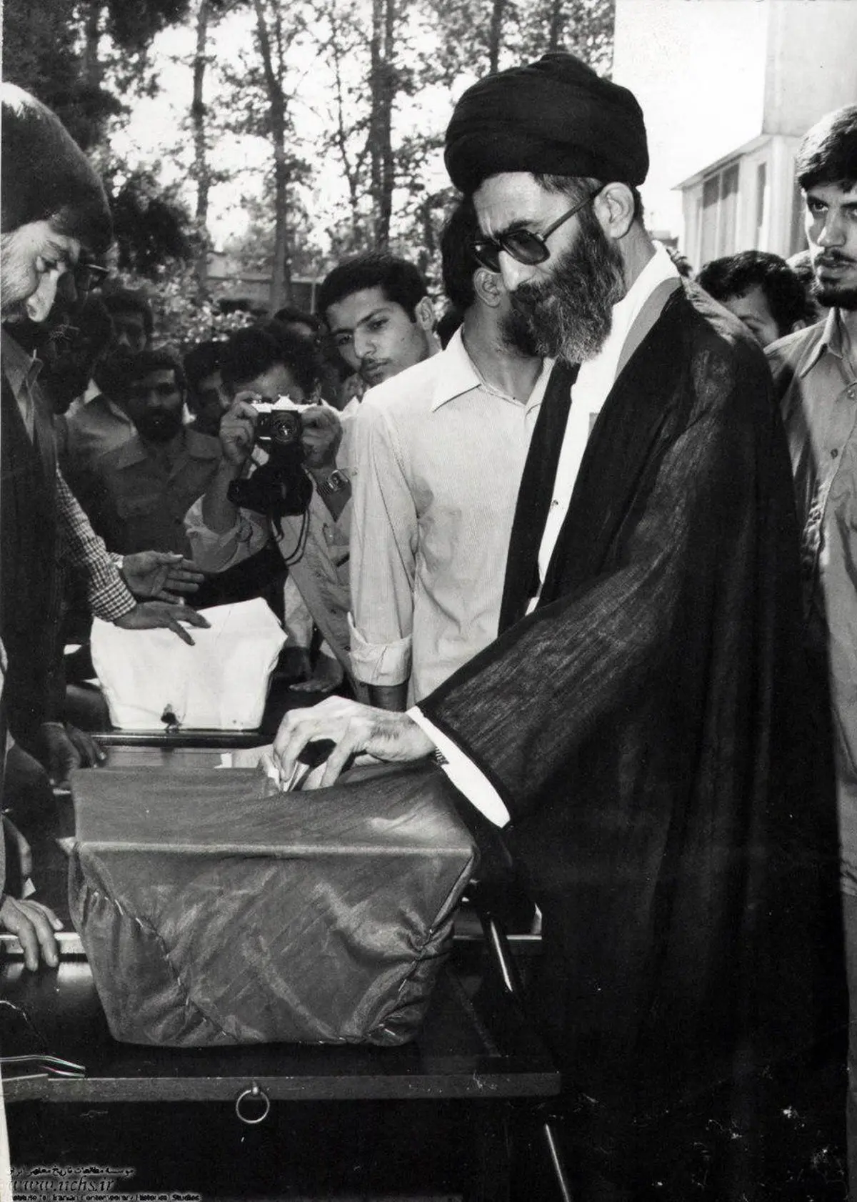 عکس / تصاویر قدیمی از رای دادن رهبر انقلاب در انتخابات ریاست جمهوری
