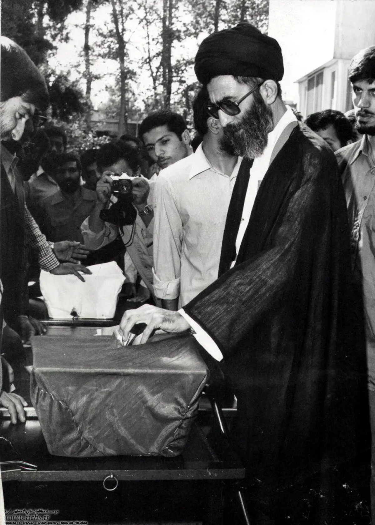 عکس / تصاویر قدیمی از رای دادن رهبر انقلاب در انتخابات ریاست جمهوری
