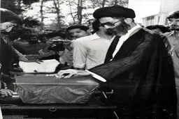 عکس / تصاویر قدیمی از رای دادن رهبر انقلاب در انتخابات ریاست جمهوری