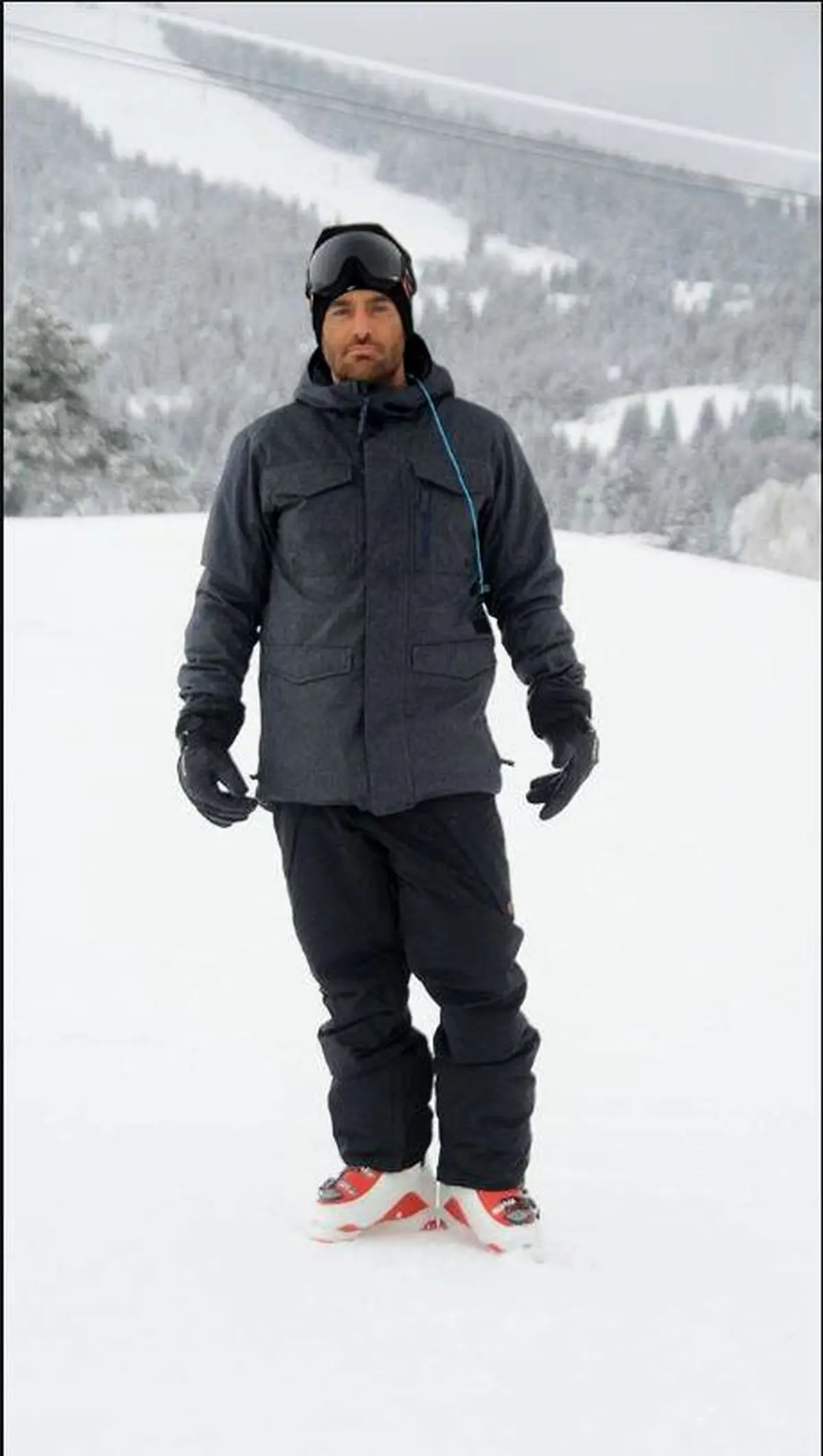 تیپ زمستانی محمدرضا گلزار در ارتفاعات برفی/عکس