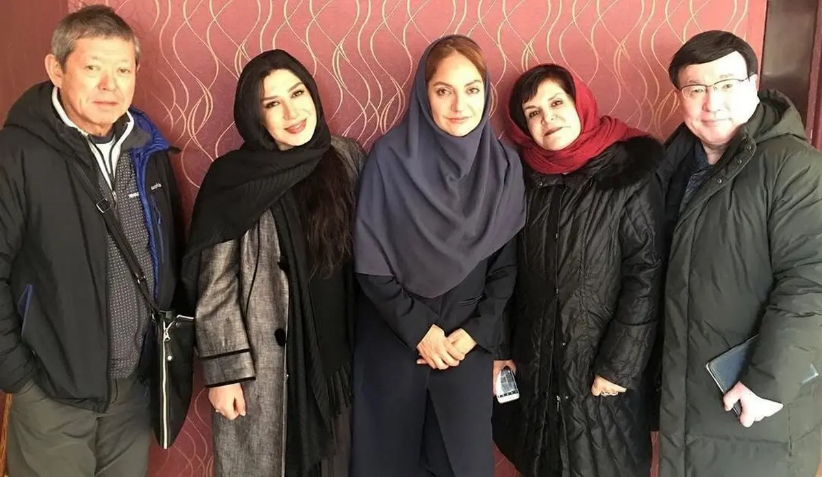 عکس یادگاری مهناز افشار و نسیم ادبی کنار ژاپنی‌های فیلمساز/ عکس