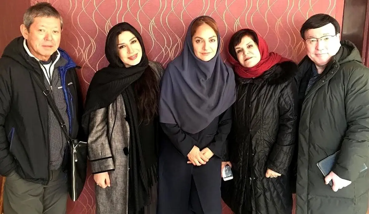 عکس یادگاری مهناز افشار و نسیم ادبی کنار ژاپنی‌های فیلمساز/ عکس