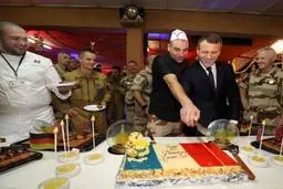 تصاویری از جشن تولد سربازان فرانسوی برای امانوئل مکرون در نیجر