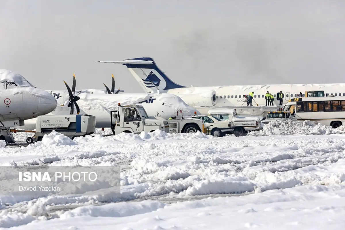 هواپیماهای فرودگاه مهرآباد محصور در برف/تصاویر