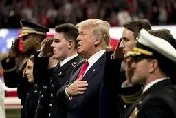 تصاویری از حواشی دردسرساز حضور ترامپ در یک ورزشگاه