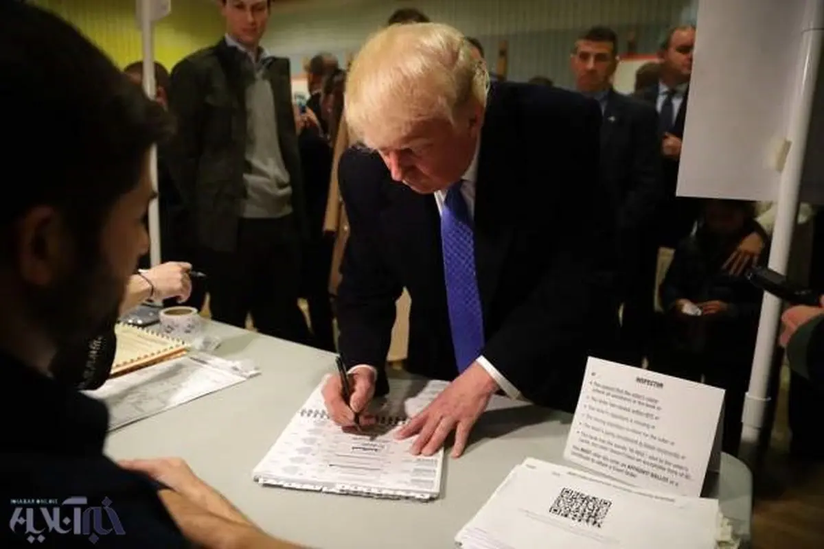 لحظه‌ای که ترامپ رای خود را روی برگه نوشت/ عكس