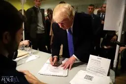 لحظه‌ای که ترامپ رای خود را روی برگه نوشت/ عكس