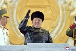 عکسی از خنده رهبر کره شمالی در مراسم رژه کشورش