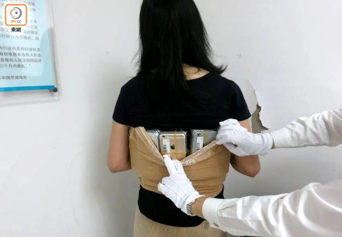 جاسازی ۵۰ گوشی آیفون در لباس یک زن
