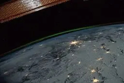 زمین و شفق قطبی در یک قاب + عکس