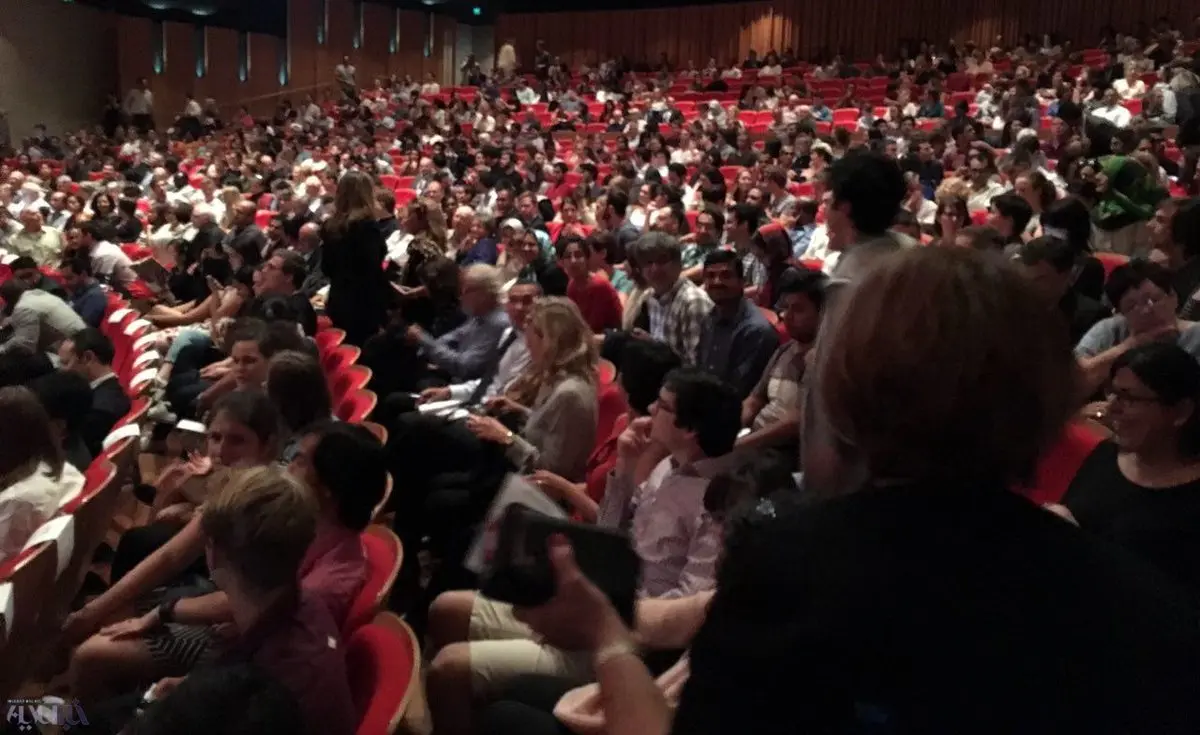 حاشیه نگاری از سخنرانی ظریف در استرالیا/ از شعار ساندیس خور، تا تشویق های بی امان