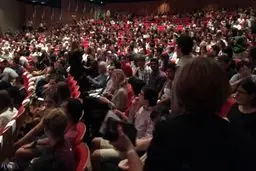 حاشیه نگاری از سخنرانی ظریف در استرالیا/ از شعار ساندیس خور، تا تشویق های بی امان