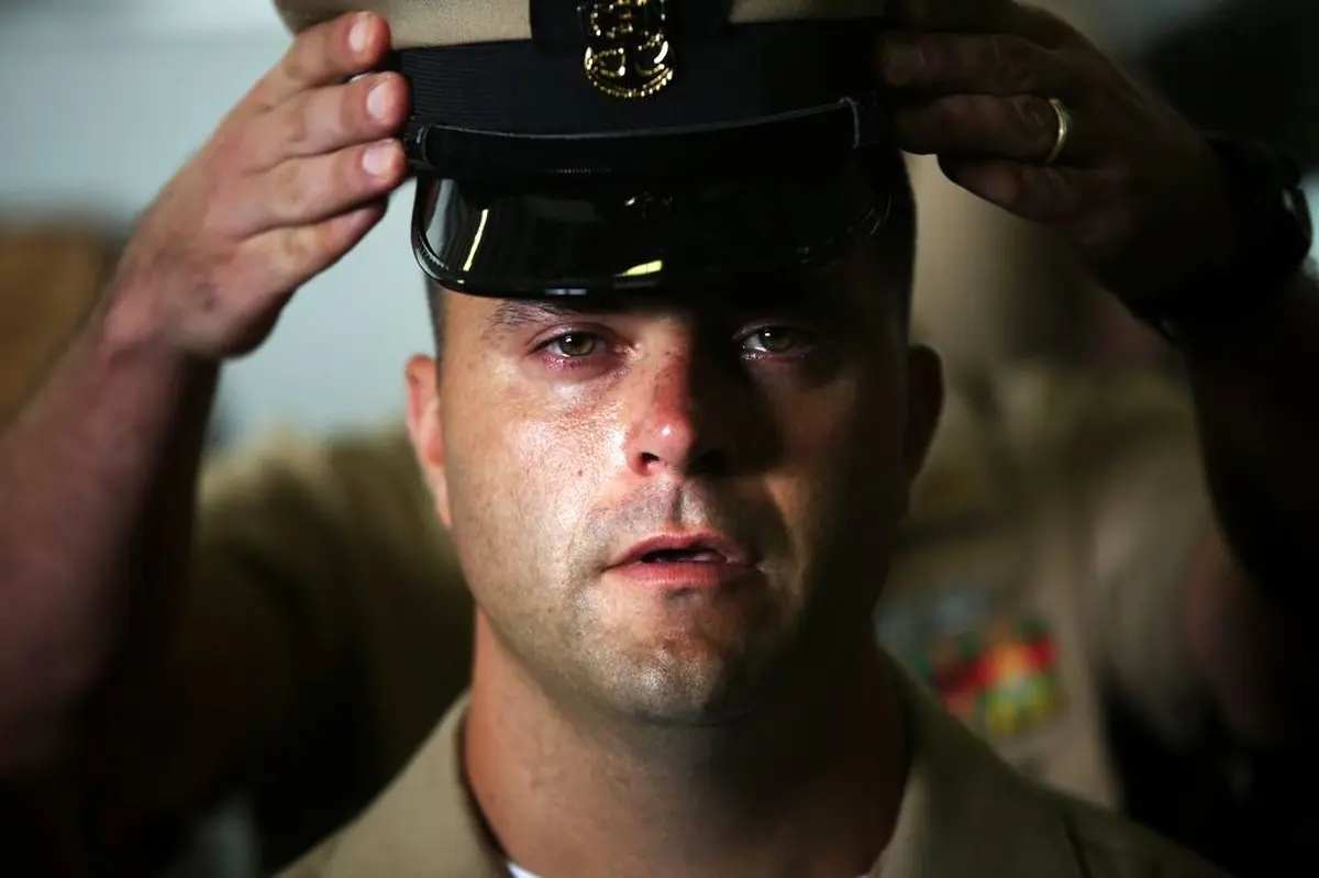 عکس منتخب نشنال جئوگرافیک | اشک های فروخورده افسر نیروی دریایی