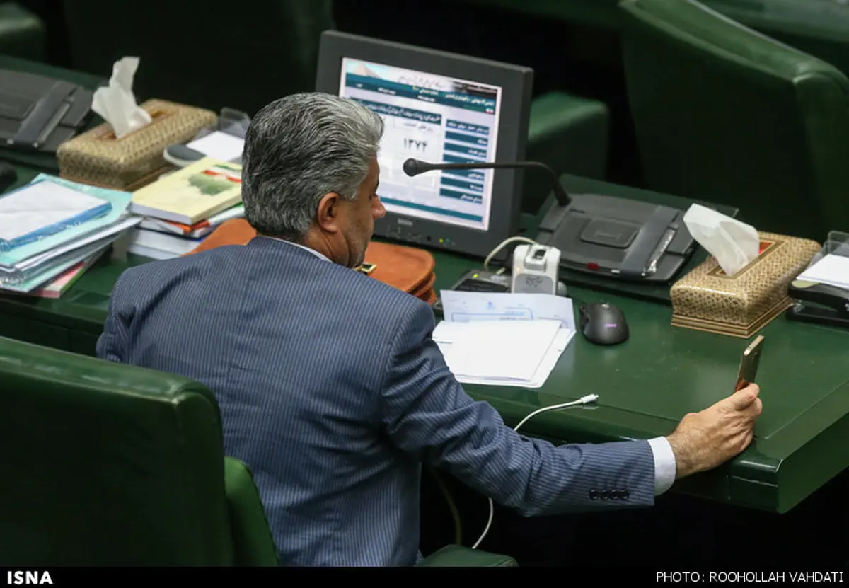 سلفی گرفتن نماینده مجلس در صحن علنی/عکس