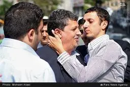 پسر مهدی هاشمی در بدرقه پدرش به زندان/عکس