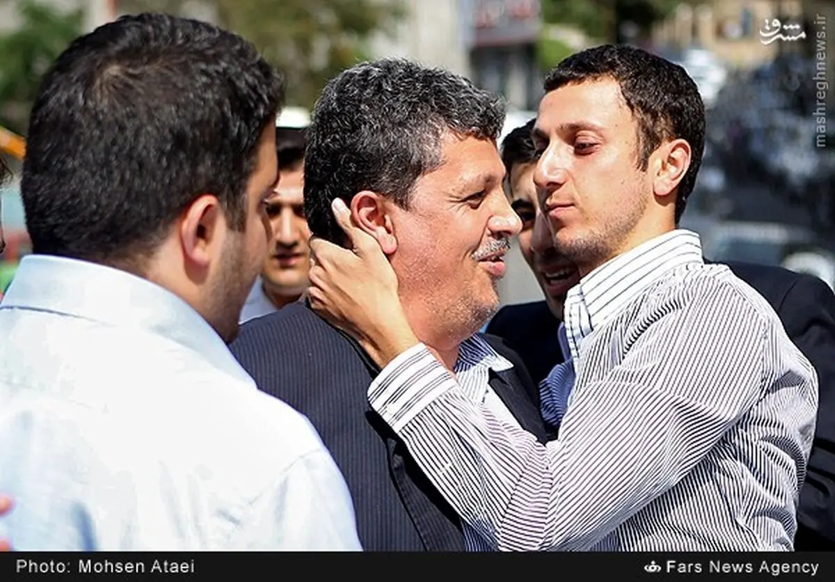 پسر مهدی هاشمی در بدرقه پدرش به زندان/عکس
