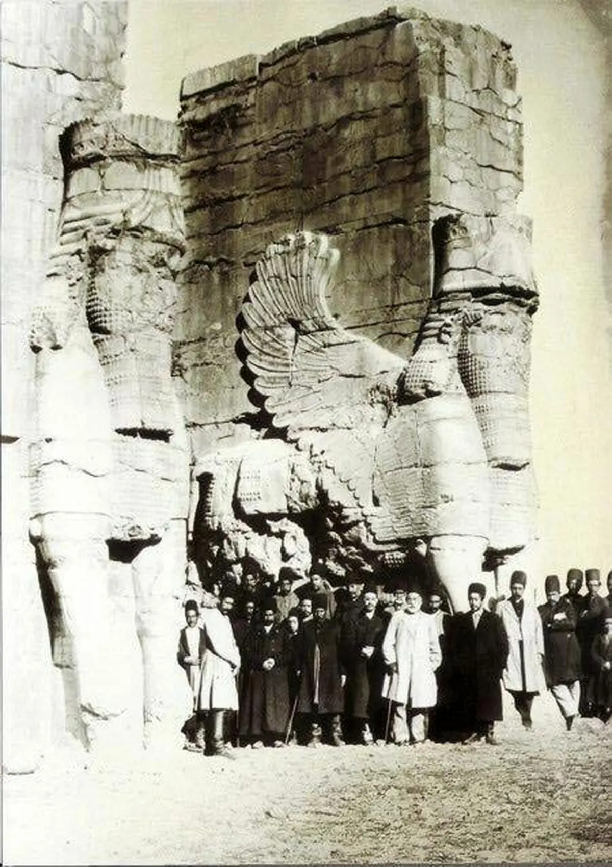 عکسی از درباریان قاجار در تخت جمشید سال 1290