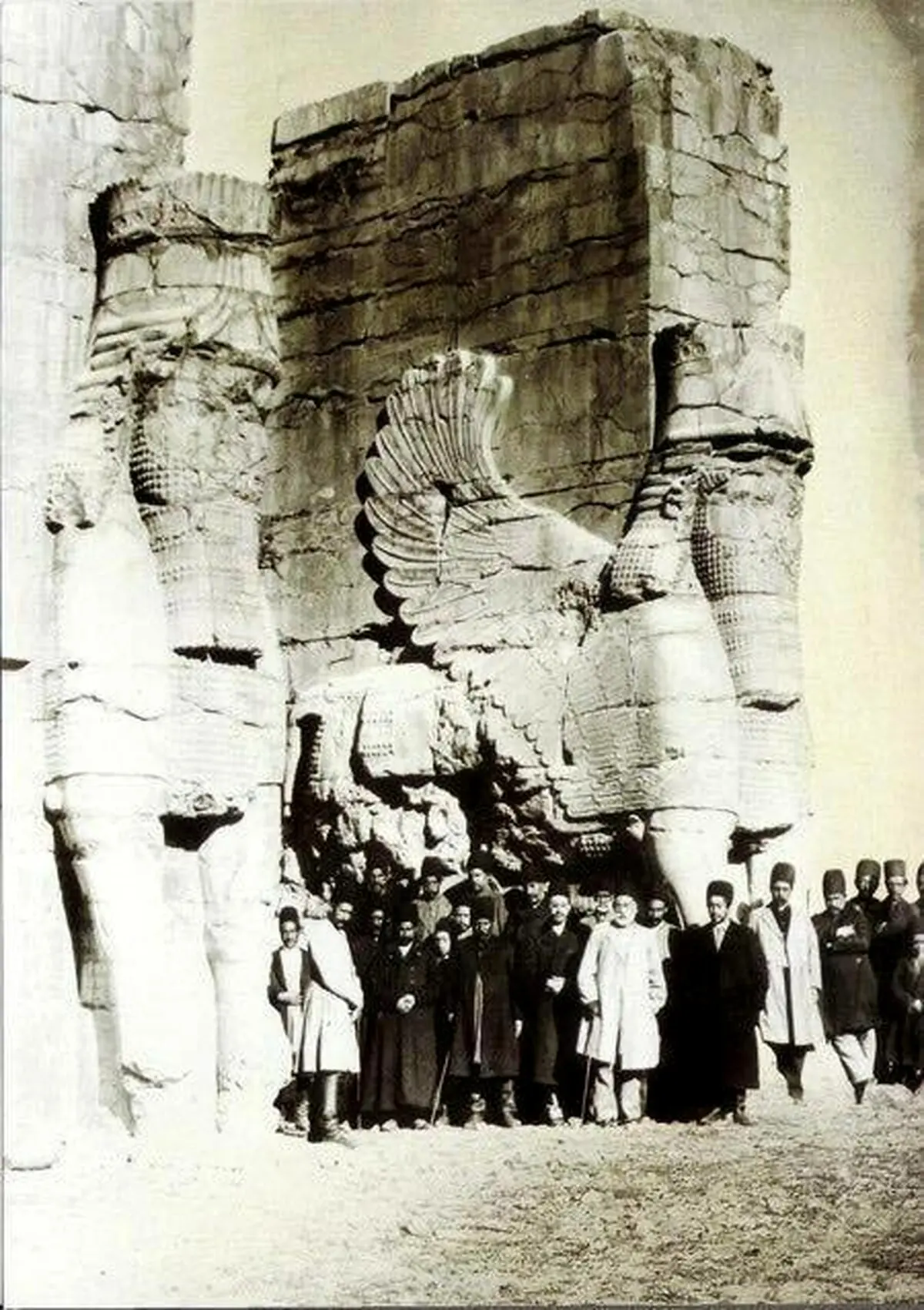 عکسی از درباریان قاجار در تخت جمشید سال 1290