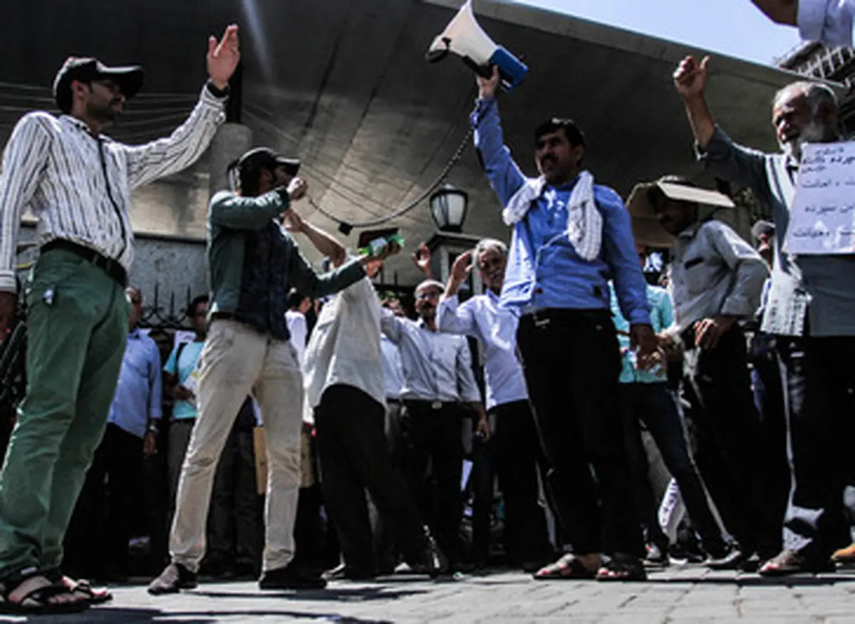 تجمع مقابل بانک مرکزی/تصاویر