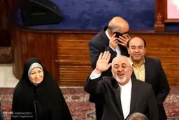 تصویر جالب از ظریف در نشست خبری روحانی