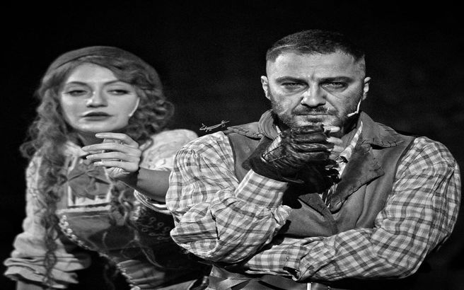 عکس دیده نشده مهناز افشار و نوید محمدزاده در نمایش الیورتوئیست