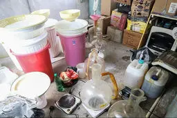 عکس/ کشف و انهدام باند خانوادگی توزیع مواد روان گردان شیشه