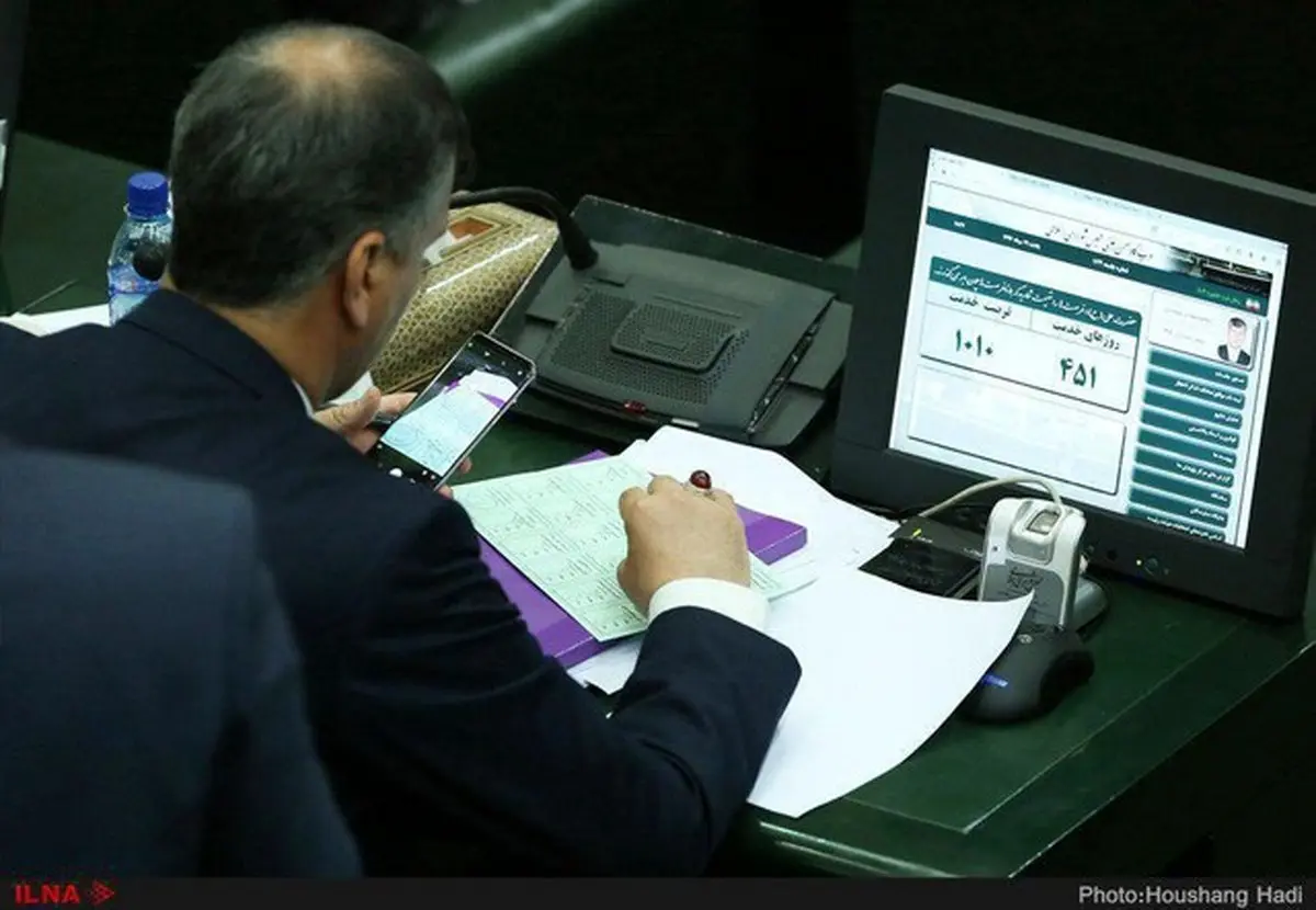 عکس گرفتن یک نماینده مجلس از رای خودش!