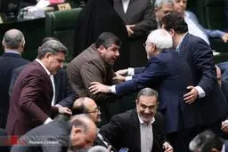 دیده بوسی ظریف با نماینده ای که به او توهین کرد/تصاویر