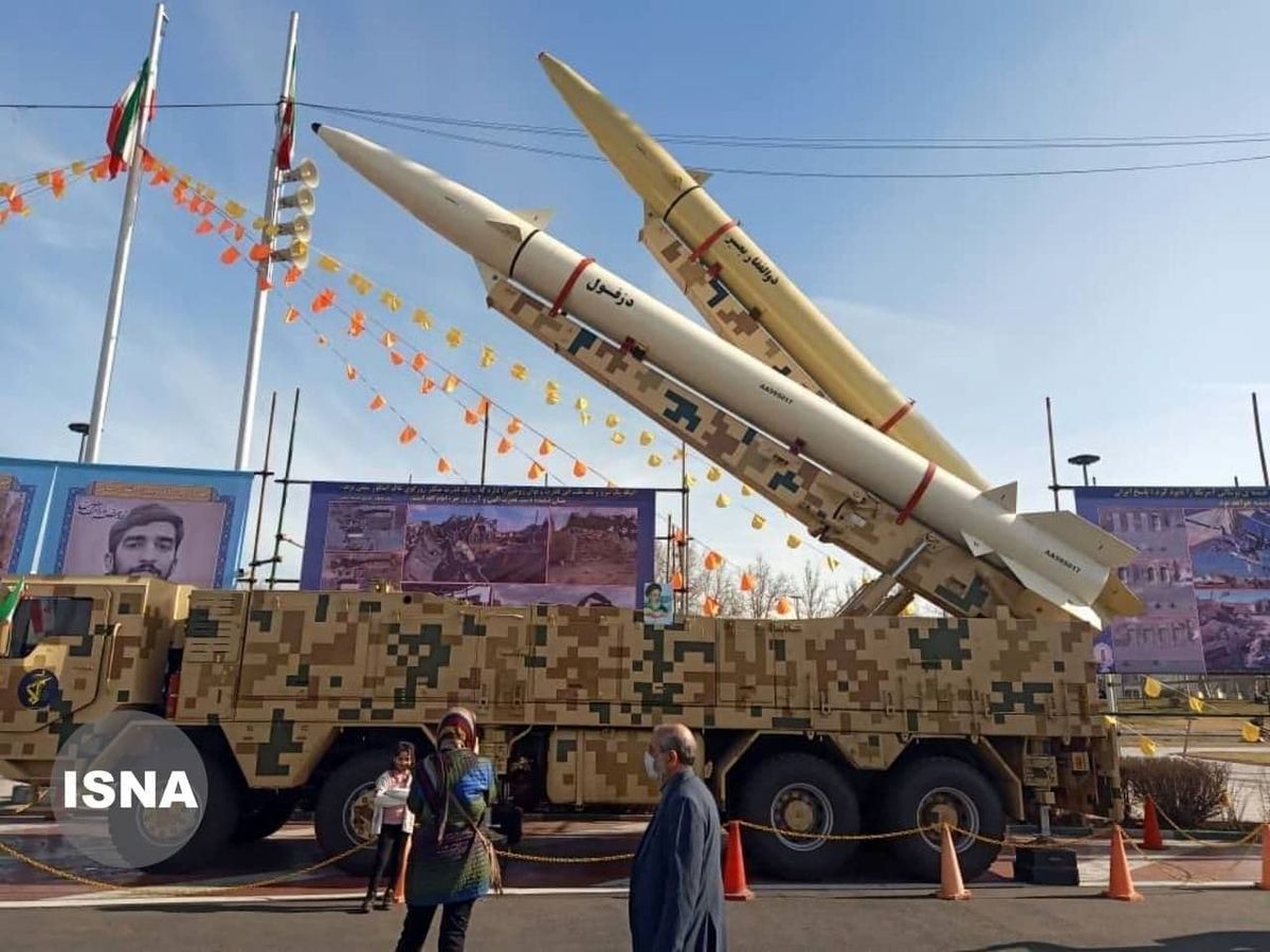 عکس افتخارآفرین موشک دزفول و ذوالفقار در میدان آزادی تهران