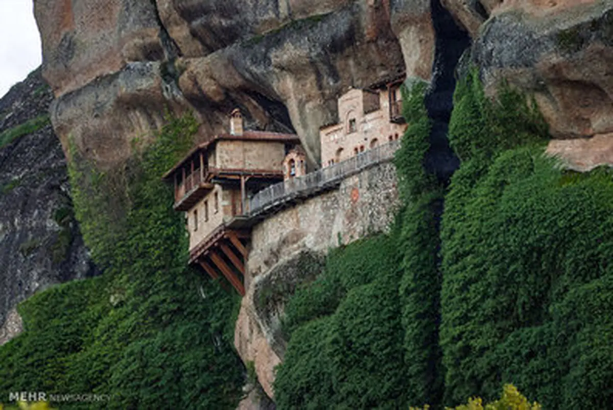 تصاویری دیدنی از صومعه هایی بر فراز صخره در یونان