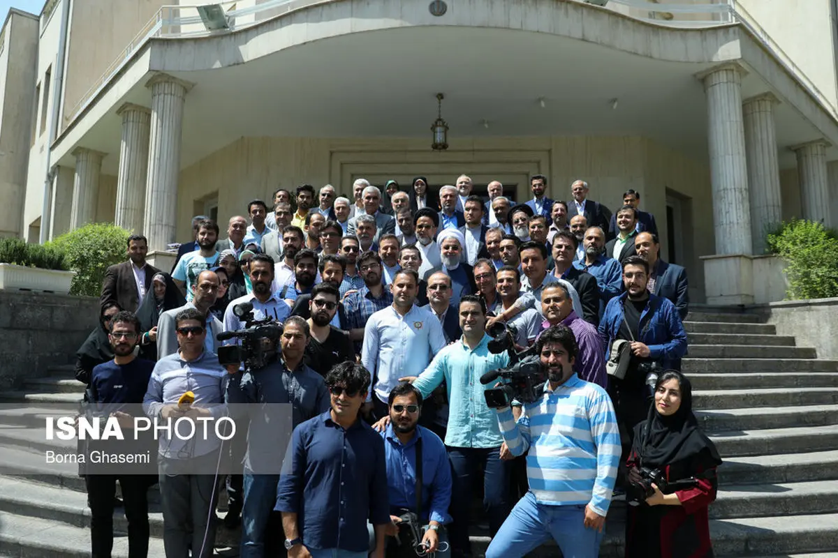 عکس یادگاری حسن روحانی با خبرنگارها در روز استیضاح وزیر کار
