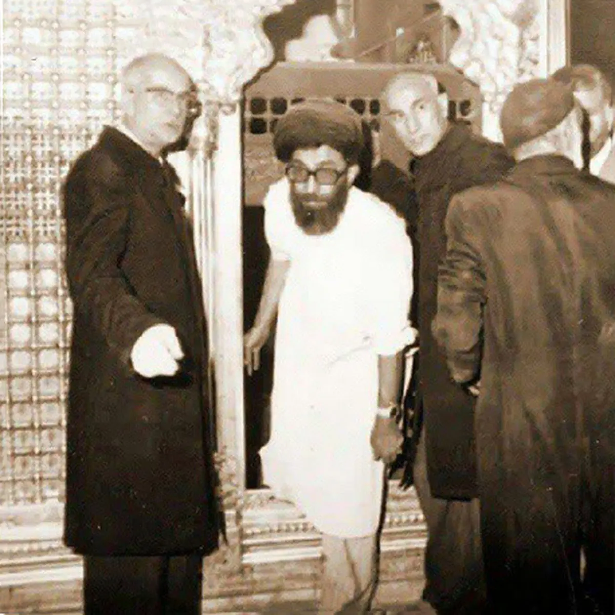 رهبر انقلاب در حال خارج شدن از ضریح حضرت امام علی بن موسی رضا علیه السلام بعد از غبارروبی مرقد مطهر رضوی