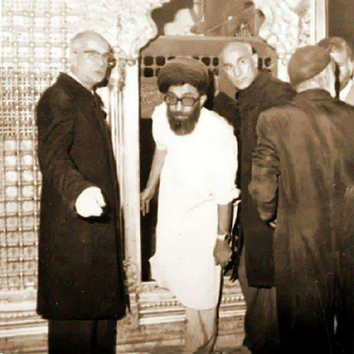 رهبر انقلاب در حال خارج شدن از ضریح حضرت امام علی بن موسی رضا علیه السلام بعد از غبارروبی مرقد مطهر رضوی