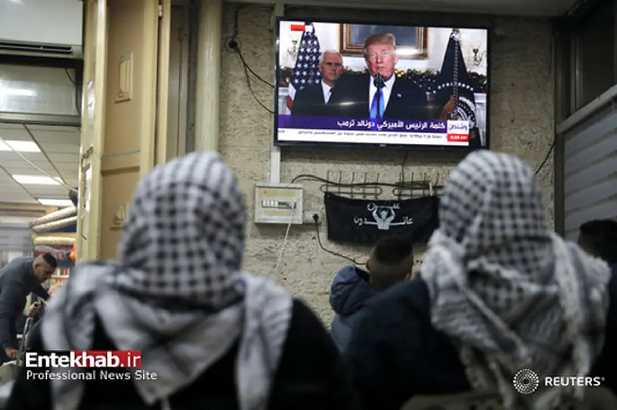 تصویری از فلسطینی ها در حال تماشای سخنرانی مهم ترامپ درباره قدس