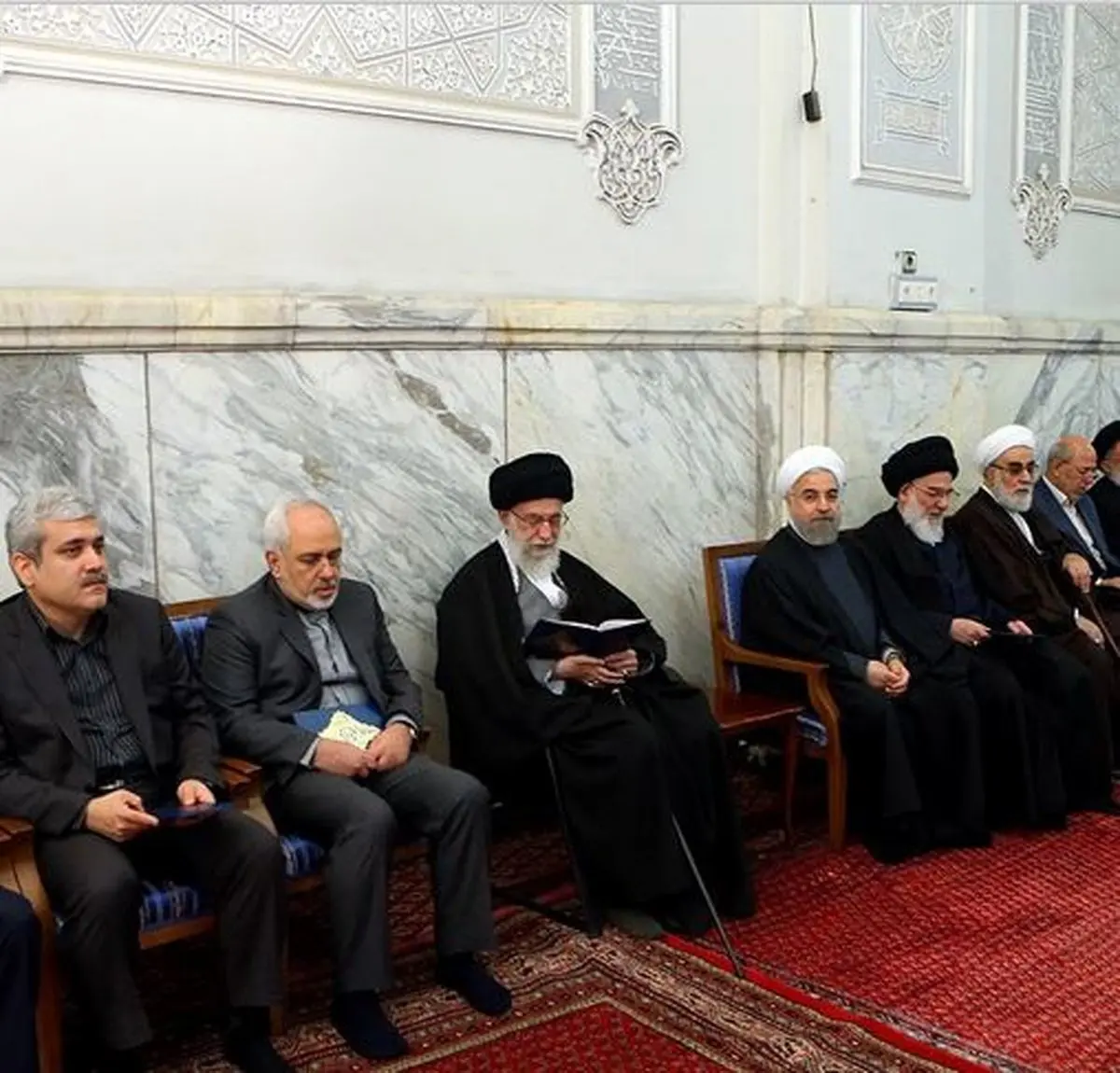 حضور رهبر انقلاب در مراسم ترحیم والده‌ی روحانی/ عکس