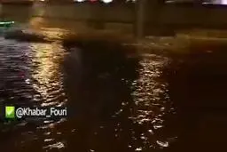 بالا آمدن ارتفاع سیلاب در رودخانه قم/ تابلو‌های پارک ممنوع زیر آب رفتند!