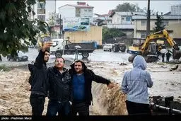 سلفی تنکابنی‌ها با سیل/عکس