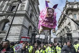 تظاهرات علیه جیمز کامرون در لندن/ تصاویر