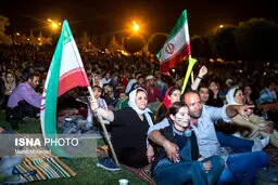 تماشای بازی ایران و پرتغال در کوچه پس کوچه‌های شهر/تصاویر
