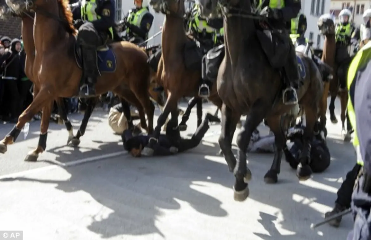 پلیس سوئد هم عصبانی می‌شود+عکس