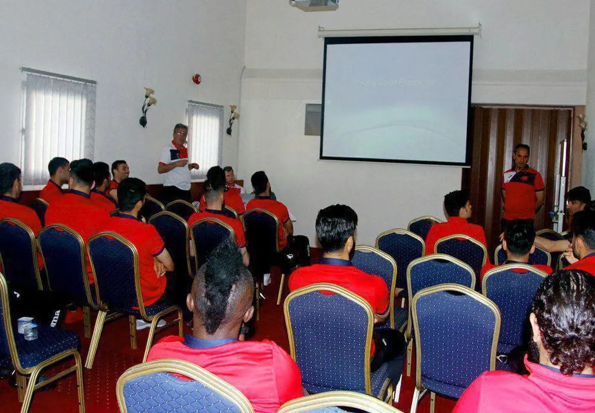 عکس/ سرخ ها سر کلاس پروفسور