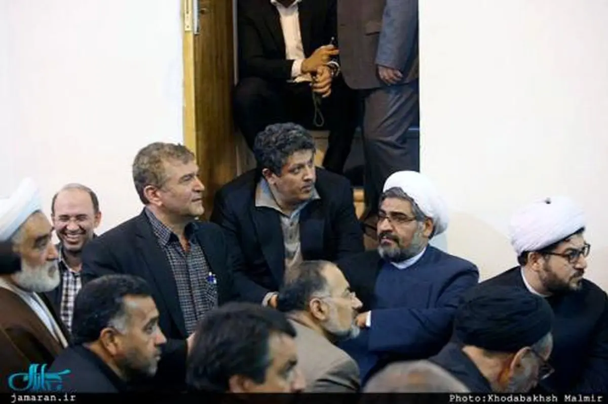 مهدی هاشمی پای منبر سید حسن خمینی در رفسنجان/ عکس