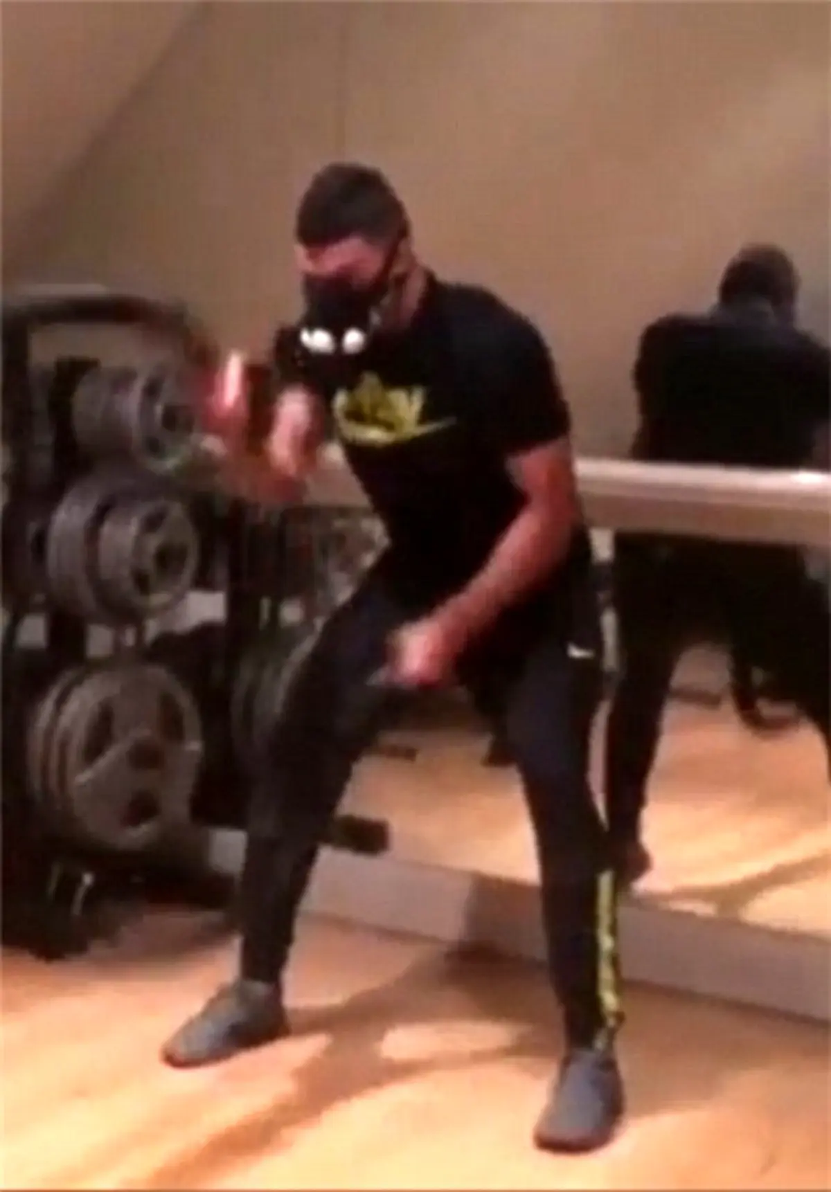 ماسک ویژه چمبرلین و مقایسه با بازیگر فیلم بتمن+عکس