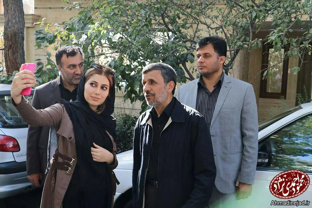 سلفی متفاوت یک شهروند با احمدی نژاد/عکس